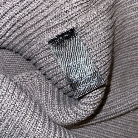 Guess sweater shit - Picture 3 of 4
